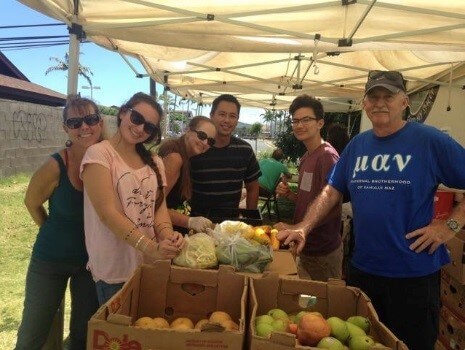 Kaylee Thompson Gathers Friends and Family to Distribute Food in Hawaii